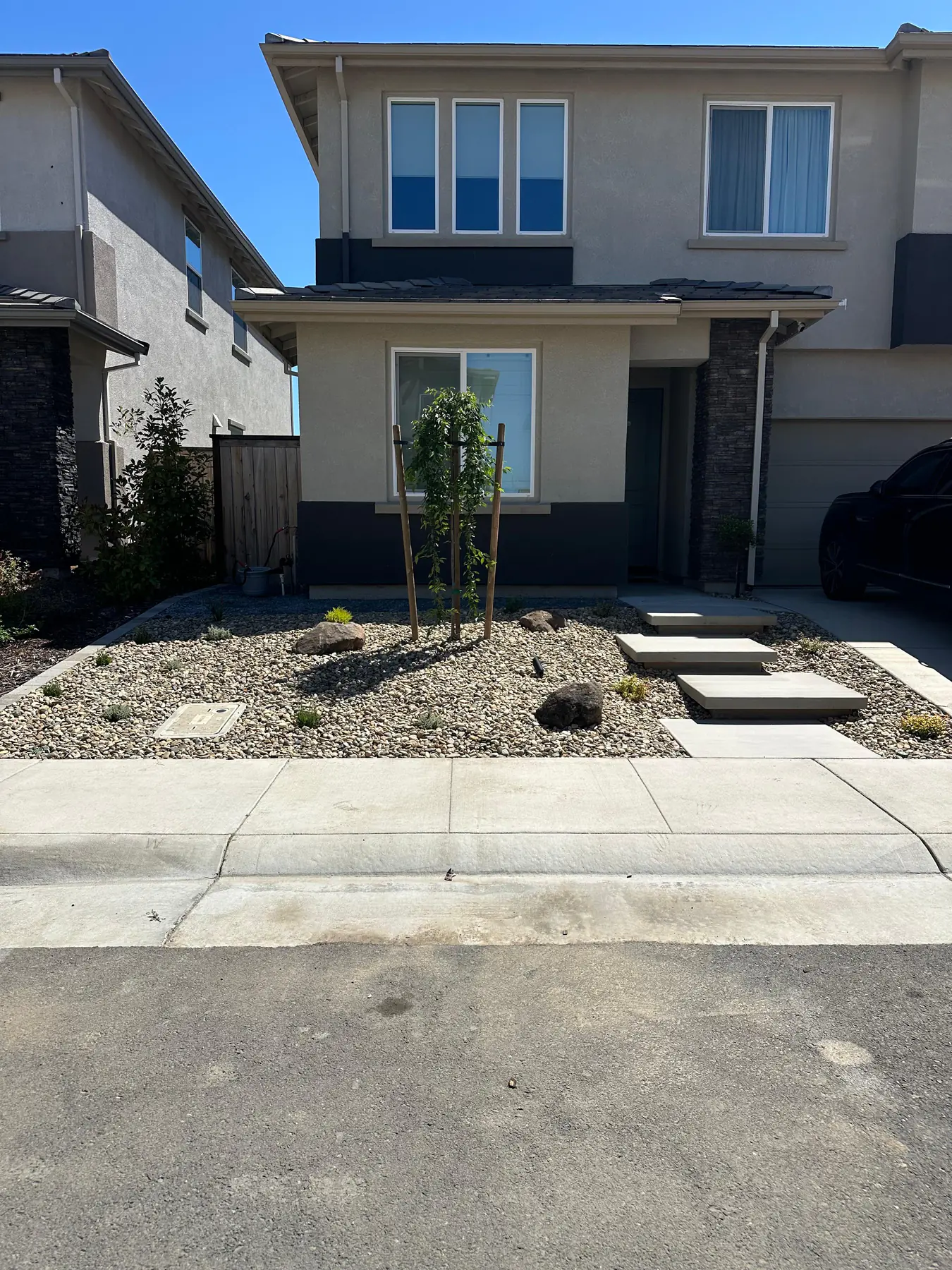 Low water front yard with concrete step pads and gravel